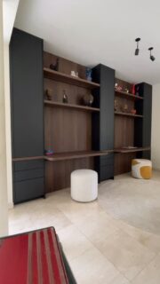 De herfst is hét seizoen om het binnen extra gezellig te maken. Dit maatwerkproject combineert warme houttinten met strak zwart en subtiele verlichting. Echt perfect om sfeer én functionaliteit te brengen in je interieur. ✨

Of je nu wil werken, ontspannen of je favoriete stukken een plek wil geven: dit design heeft het allemaal.
👉 Swipe door de beelden.
#diversomaatwerk #interieurinspiratie #maatwerk #herfstinterieur #cozyvibes